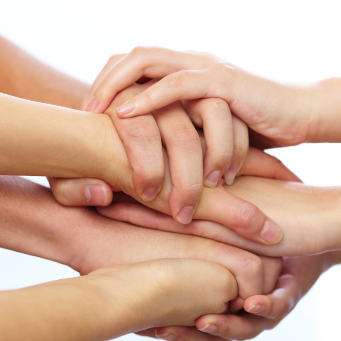 Händer håller varandra